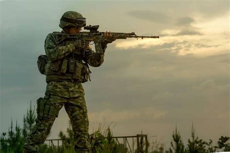 Peluncuran rudal dalam foto ini berlangsung bulan april. Batalyon Para Raider 330 Kostrad - JakartaGreater | Angkatan darat, Militer, Arsitektur