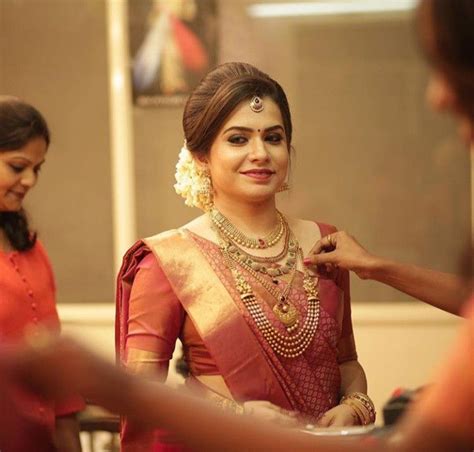 An indian bride can still look beautiful in a sassy looking short. Pin by M. on Kerala wedding | Bridal hairstyle indian wedding, Indian bride hairstyle, Wedding ...