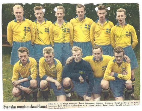 Spelare i det svenska herrlandslaget. 7 autografer Svenska U-landslaget, fotboll, la ...