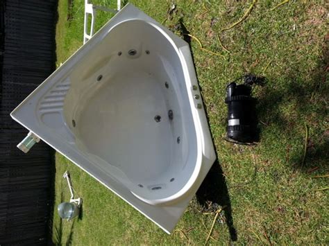 This corner tub constitutes an ideal solution for small bathrooms. Corner Spa for sale from Australia on Hot-Tubs-USA.com