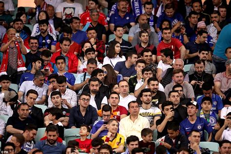 Obwohl es sehr schwer ist mit einheimischen in. Arsenal and Chelsea fans arrive at the Olympic Stadium in ...