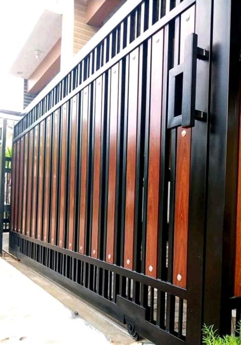 Pintu garasi memang umumnya bukan pintu rumah yang utama, namun bukan berarti anda tidak bisa mendesainnya sesuai selera dan gaya hunian keseluruhan. Pagar Minimalis Dari Lisplang RumahQ