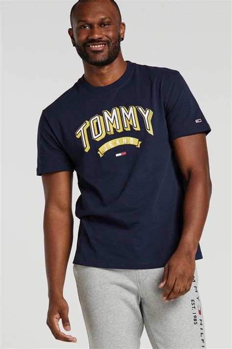 Shop tommy jeans at urban outfitters today. Tommy Jeans T-shirt met printopdruk donkerblauw/geel/wit ...
