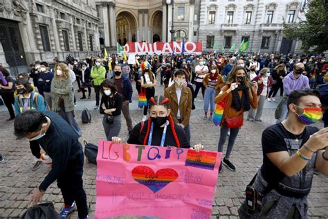 Una mobilitazione che ha visto impegnate tante piazze italiane e tante sigle che promuovono il disegno di legge che ha come relatore il deputato pd alessandro zan. "Ora basta": a Milano la manifestazione a sostegno della ...