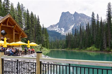 Emerald Lake British Columbia Canada June 8 2018 Tourists At A