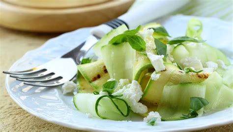Le zucchine in carpione sono un contorno di zucchine fritte e marinate. Insalata di zucchine con aceto balsamico e parmigiano ...