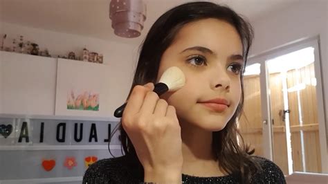 Maquillage Jeune Fille Faire Un Make Up Avec Des Paillettes Sur Les
