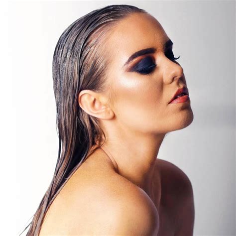 SLEEK AND CHIC: HOW TO WEAR WET-LOOK HAIR FOR WINTER ...