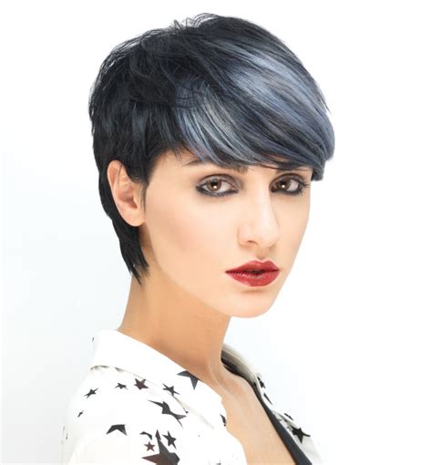 If you are a tomboy at heart or just want to shake things up a bit and don't mind a crop, definitely go for a pixie haircut! Modieus kort zwart haar met zilveren highlights