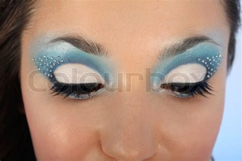 Grüne augen wie ein teich, machen männerherzen weich braune augen sind gefährlich, aber in der liebe ehrlich. Weiblichen Augen mit blauen Make-up und Kristalle | Stock ...