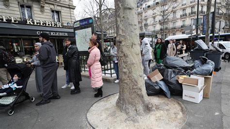 France Des Milliers De Tonnes De Déchets Entassés à Paris En Raison De La Grève Des éboueurs