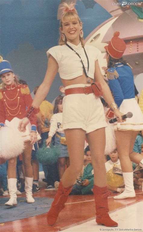 Xuxa meneghel, senna, popstar ve xuxa em sonho de menina yapımları ile tanınan oyuncu. O figurino de Xuxa chamava bastante atenção das crianças na década de 80. A rainha dos baixinhos ...