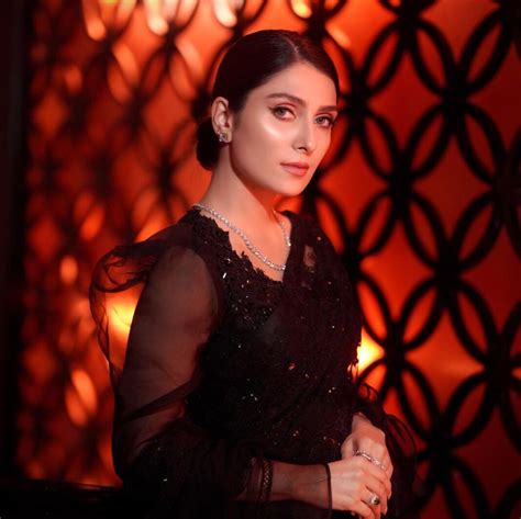Ayeza Khan Flaunts Perfection In Black Outfit Pictures Inside