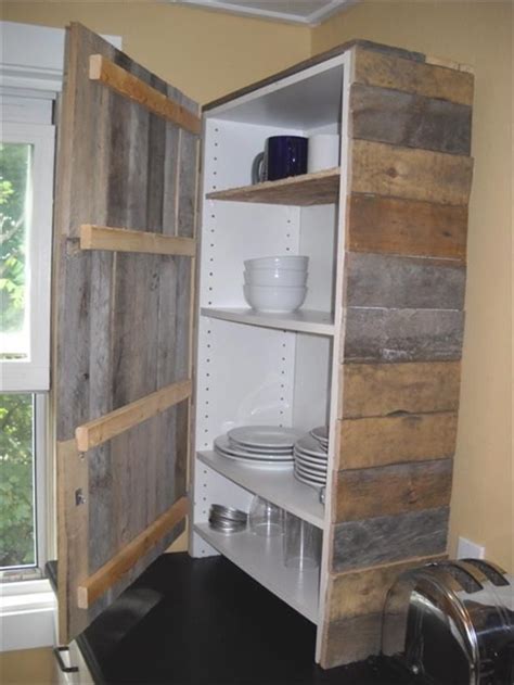 Modern small house design has elevated bedrooms an. furniture cabinet pallet, diy - Buscar con Google ...
