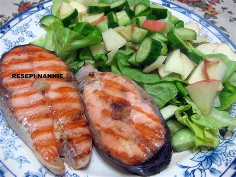Grill salmon with white sauce via. RESEPI NANNIE: Salmon grill dengan salad