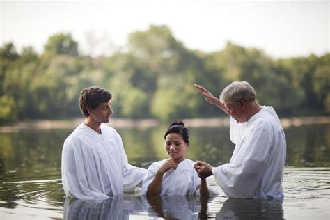 Por Que Devo Me Batizar Nas águas Garotas Fãs De Cristo