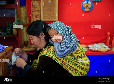 Una Madre Y Su Hijo En Una Tienda De Souvenirs En Thimphu En Bhután