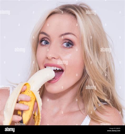 A Girl Eating Banana Fotos Und Bildmaterial In Hoher Auflösung Alamy
