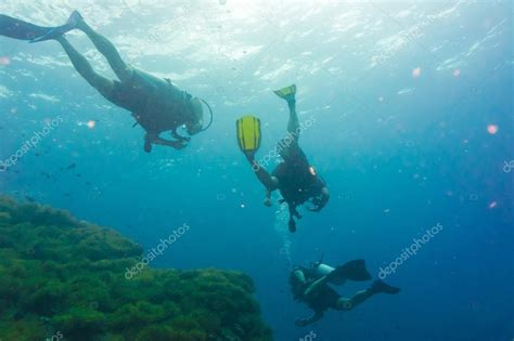 Buceo en arrecife de coral en el mar fotografía de stock benedixs