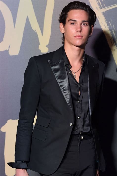 Jan 03, 2020 · paris is a filmmaker—he made a short film aimed at voter registration called your voice matters —and a model who's walked for everyone from balmain to dolce & gabbana. Paris Brosnan : mannequin, surfeur et fils de James Bond ...