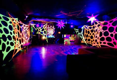 ideas de decoración fluorescente para tu fiesta de cumpleaños blacklight party neon party