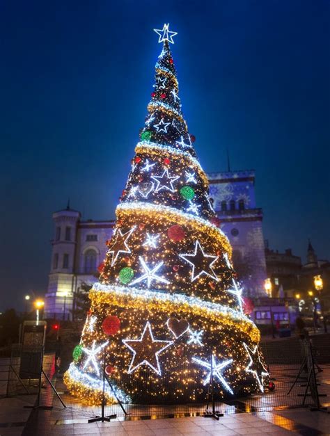 Standard Giant Christmas Tree Adal