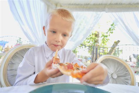 6 Tips For Eating Out With A Picky Eater At A Restaurant Easy Toddler