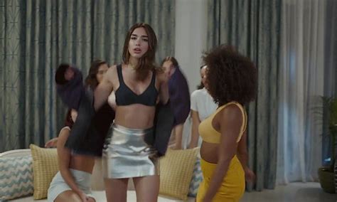 Dua Lipa Shows Sports Sexy Bra In New Rules Music Video Daily Mail Online