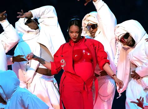 The Casual Anti Spectacle Of Rihannas Super Bowl Halftime Show The