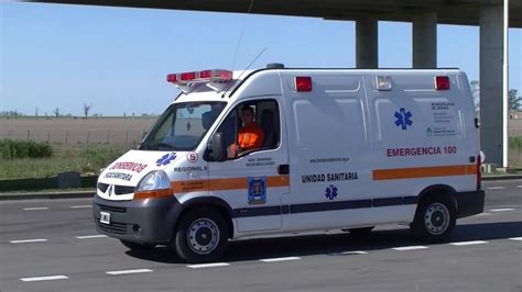 Ambulancia Renault Master De Bomberos Voluntarios De Leones En Estación