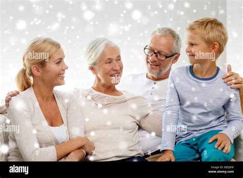 grand père et mère qui parlent ensemble banque de photographies et d images à haute résolution