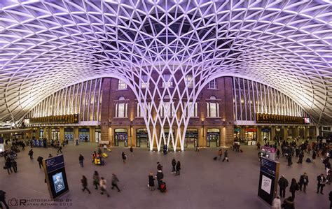 Connecting london with gatwick airport, it brings millions of tourists to attractions such as buckingham palace and the london eye, and interlinks with other transport links such as london underground and victoria coach station. Estación de Kings Cross - Megaconstrucciones, Extreme ...