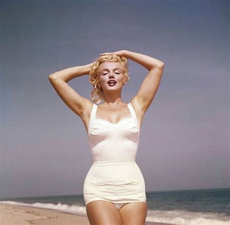 Beautiful Photos Of Marilyn Monroe On The Beach From The Year