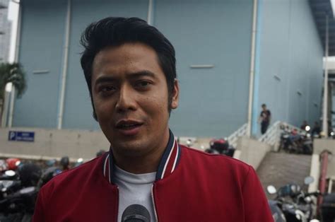 Saat itu kriss hatta hendak dimintai bantuan untuk mempublikasikan sosok politikus ini. Sidang Perdana Kriss Hatta Terkait Pemalsuan Data Akta ...