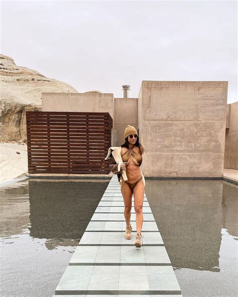 Mia Khalifa Deslumbr Con Una Bikini Underboob En Medio Del Desierto