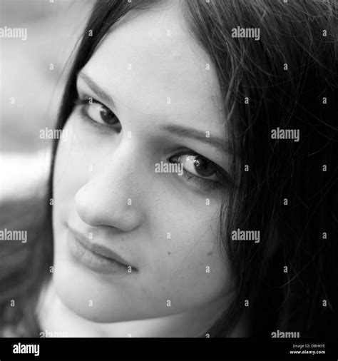 Retrato En Blanco Y Negro De Una Adolescente Fotografía De Stock Alamy