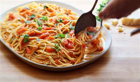 This is the easiest pasta sauce, using just three ingredients. Spaghetti With Fresh Tomato and Basil Sauce Recipe - NYT ...