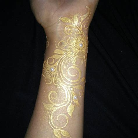 40 Fashionable Gold Henna Tattoos For Temporary Style