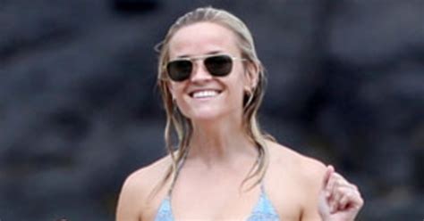 Bikini Shot Of The Day Reese Witherspoon Brings The Heat To Hawaii E Online