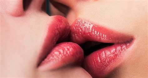 Beso lésbico placeres lésbicos placer oral pareja de chicas besándose los labios de cerca toque