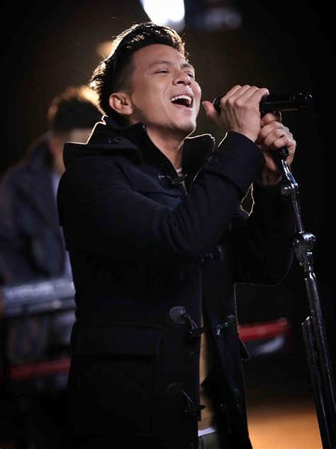 Tidak hanya lagu, ariel juga merambah dunia tulis menulis. Usia 36 Tahun, Ketampanan Ariel NOAH Tetap Memesona Wanita ...