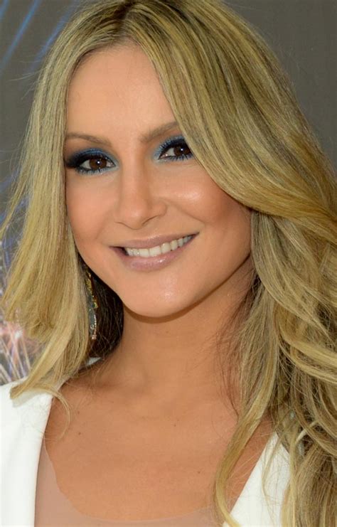 Taking place on the beach, it starts. A maquiagem da Claudia Leitte no Show da Virada da Globo