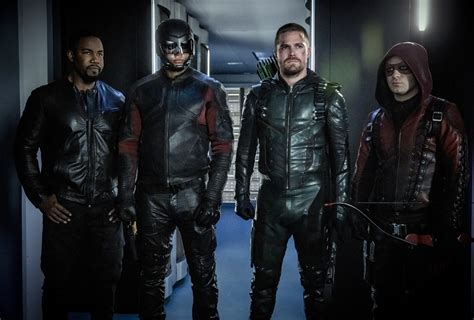 Arrow The Whole Team Assembles In New Photos From The Season 7 Finale
