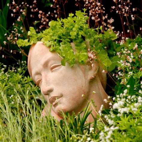 3 pflanzen waren wahrscheinlich zu naß und so eingegangen. Terracotta-Pflanzgefäß Frauenkopf | von Gärtner Pötschke ...