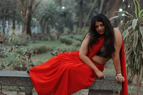 Hot Saree Model Sneha