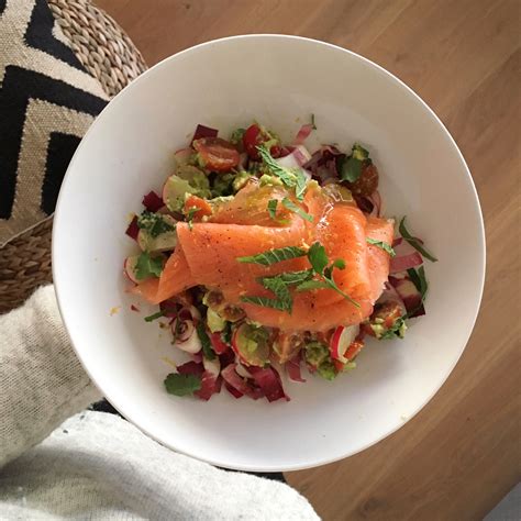 Gerookte zalm salade met avocado puree
