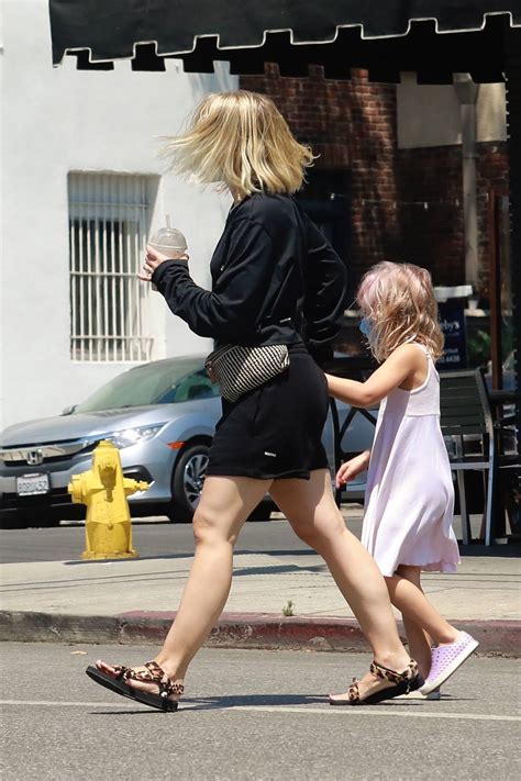 Kristen Bell Out For A Stroll With Her Daughter In Los Feliz 24 Gotceleb
