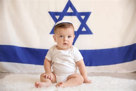 25 Dazzling Modern Hebrew Baby Names For Boys That Excite