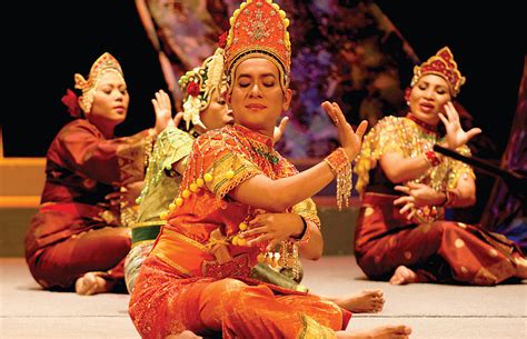 With colourful costumes, measured movements and mesmerising music, all dances have a story to tell. Patrimonio de la Humanidad: El teatro Mak Yong. Malasia