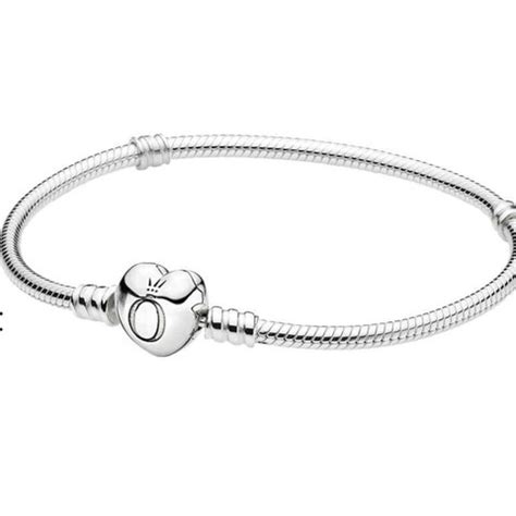 Ich biete pandora armband mit 2 clips und 1 passport anhänger. Pandora Armband für Anhänger?